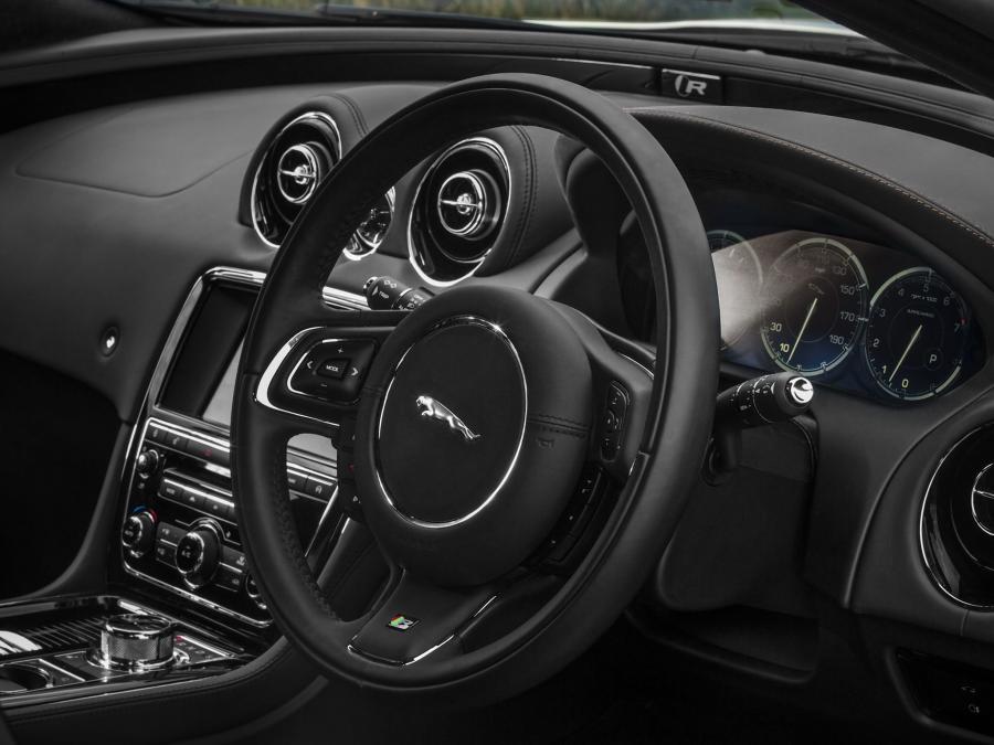  Jaguar XJR 2013 года  (UK) (фото 2 из 10)